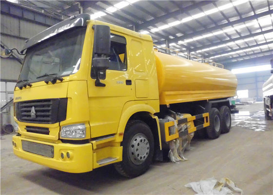 Buy Sinotruk HOWO 10 Wheeler Water Transport Trailer , 20cbm 20 Tons Water Sprinkler Truck online manufacture