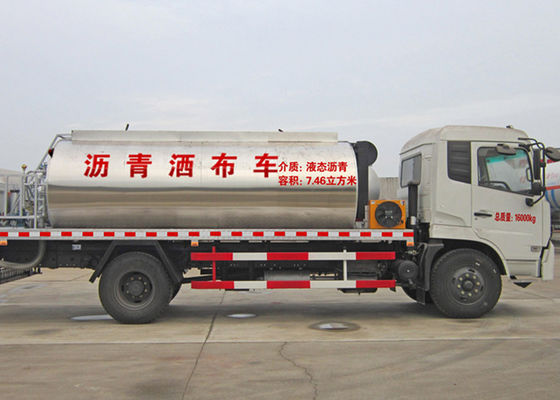 Buy Sinotruk Dongfeng 4X2 Asphalt Distributor Truck , 6.7 CBM Bitumen Tanker Truck online manufacture